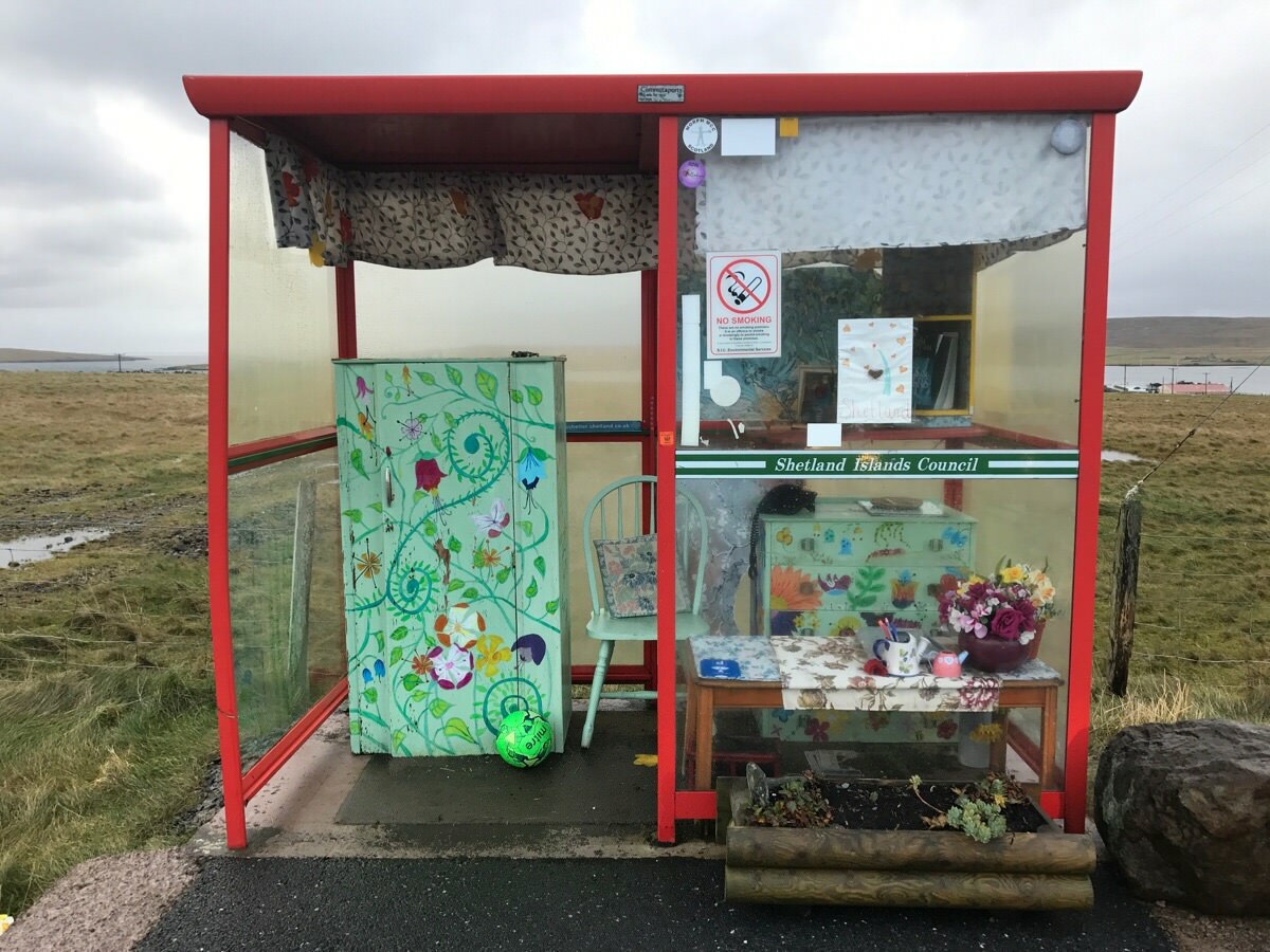 J’ai vu un arrêt de bus dans les îles Shetland avec des décorations chaleureuses.