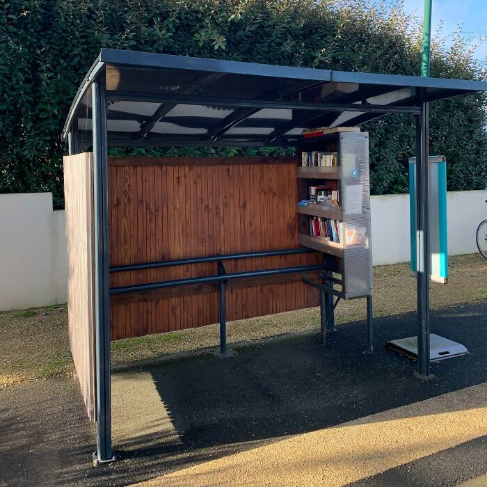 arrêt de bus avec une petite bibliothèque en bretagne, france