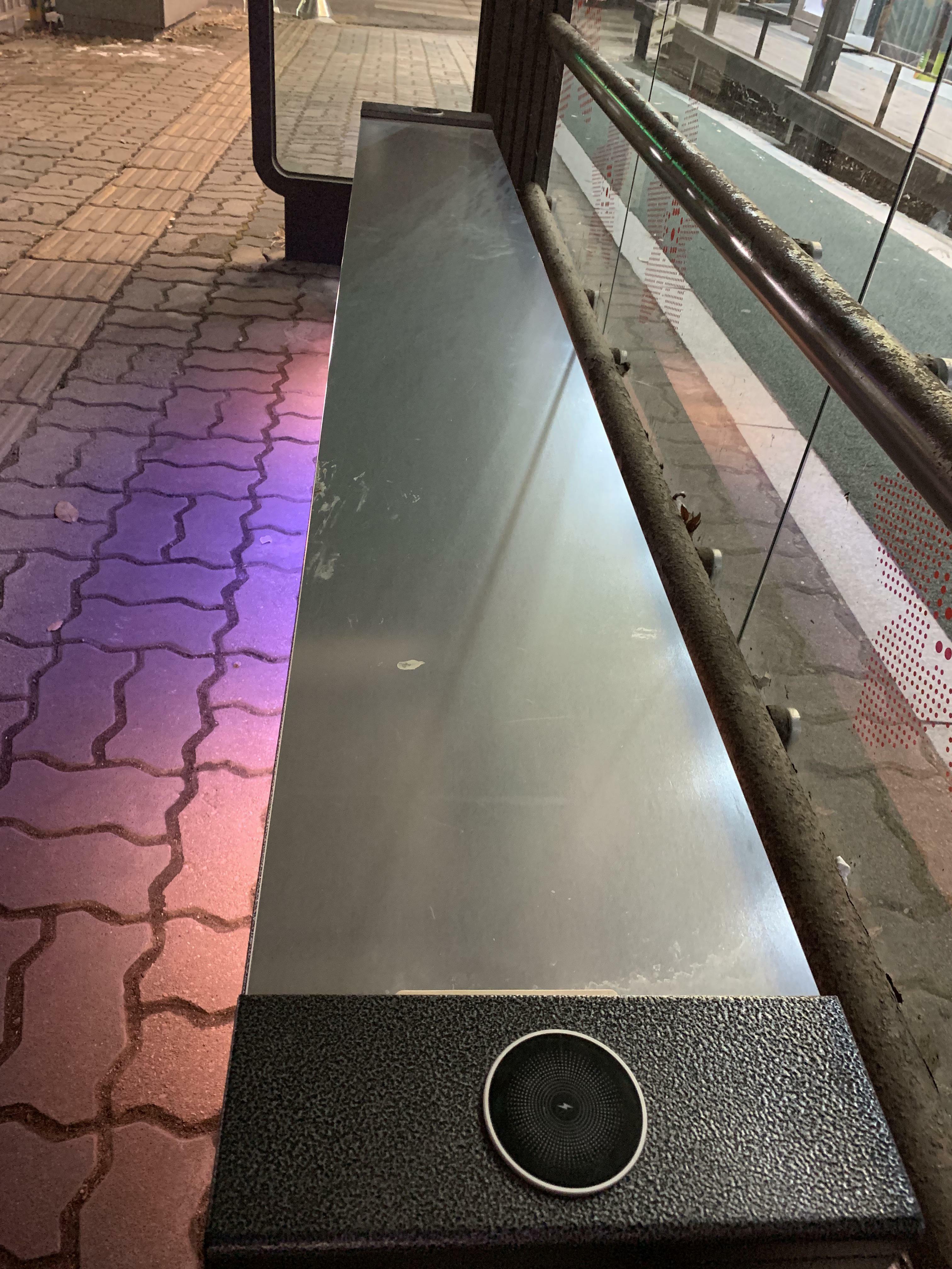 Ce banc chauffé avec un socle de recharge sans fil pour ton téléphone à un arrêt de bus en Corée du Sud.