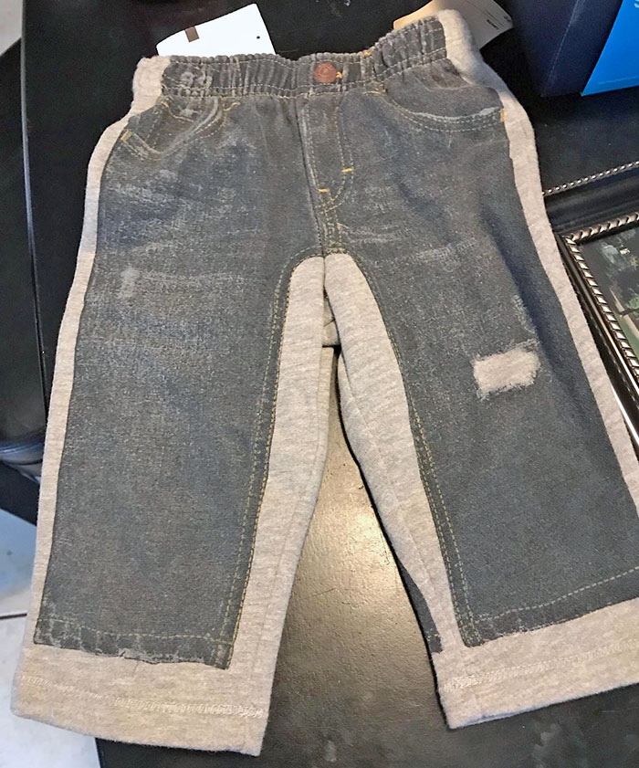 Ces “jeans”/pantalons de survêtement que ma grand-mère a offert à notre fils pour Noël.