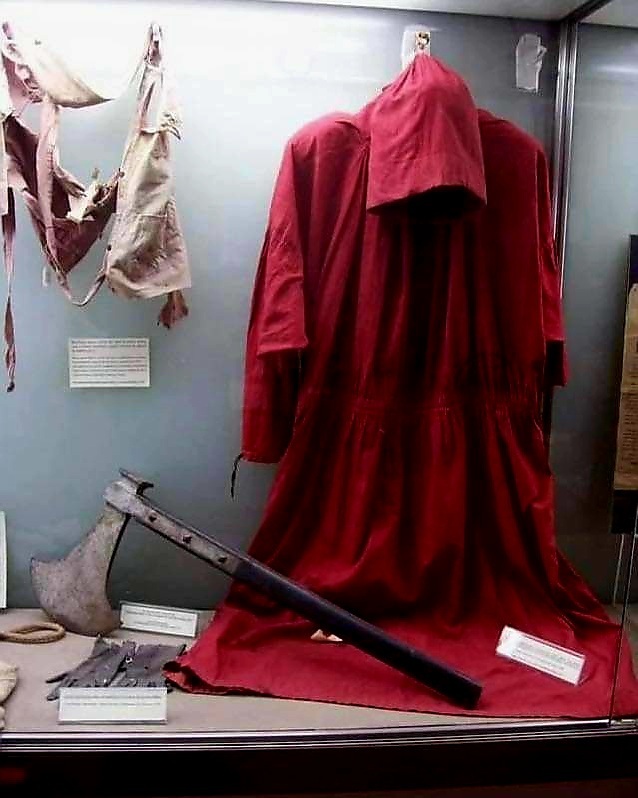 robe et hache de giovanni battista bugatti, qui fut le bourreau officiel des états pontificaux de 1796 à 1864. au cours de son mandat, il a exécuté 514 personnes.