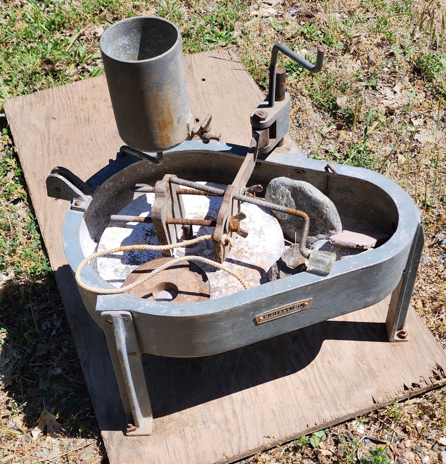 trouvé sur le bord de la route. il est en métal et porte l’inscription craftsman sur le devant. il a une sorte de tasse avec une buse attachée. il y a aussi une petite corde. il avait l’air lourd. environ un pied et demi de large et pas tout à fait un pied de haut.