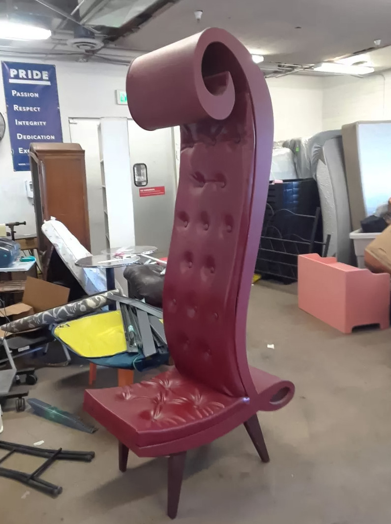 J’ai adoré cette chaise, on dirait un trône de Willy Wonka.