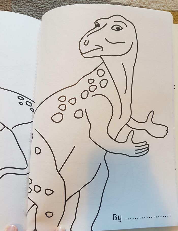 Ce dinosaure dans le livre de coloriage de ma fille a des mains humaines.