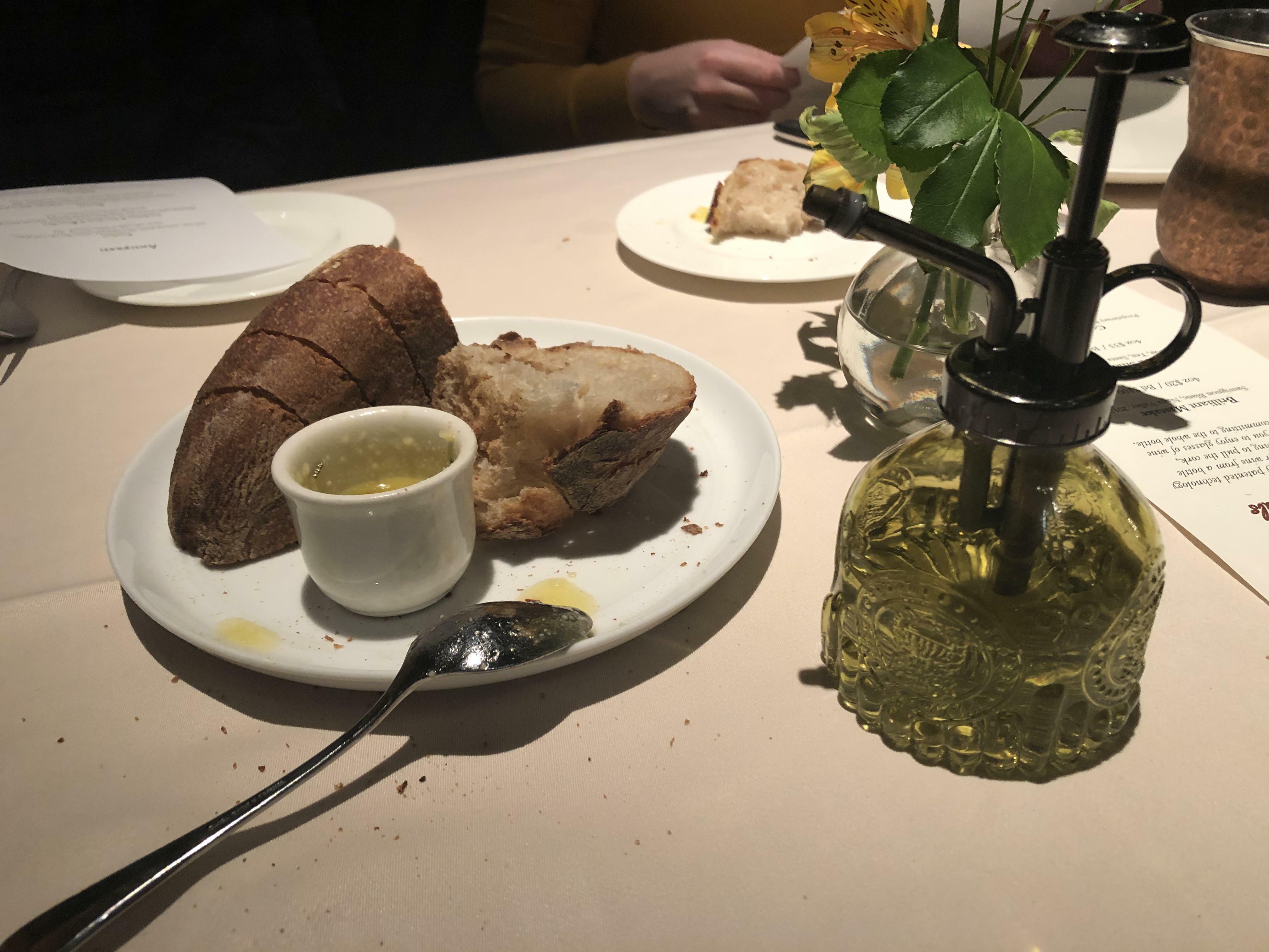 Quand tu découvres à la dure que le désinfectant pour les mains du restaurant italien ressemble exactement à de l'huile d'olive.