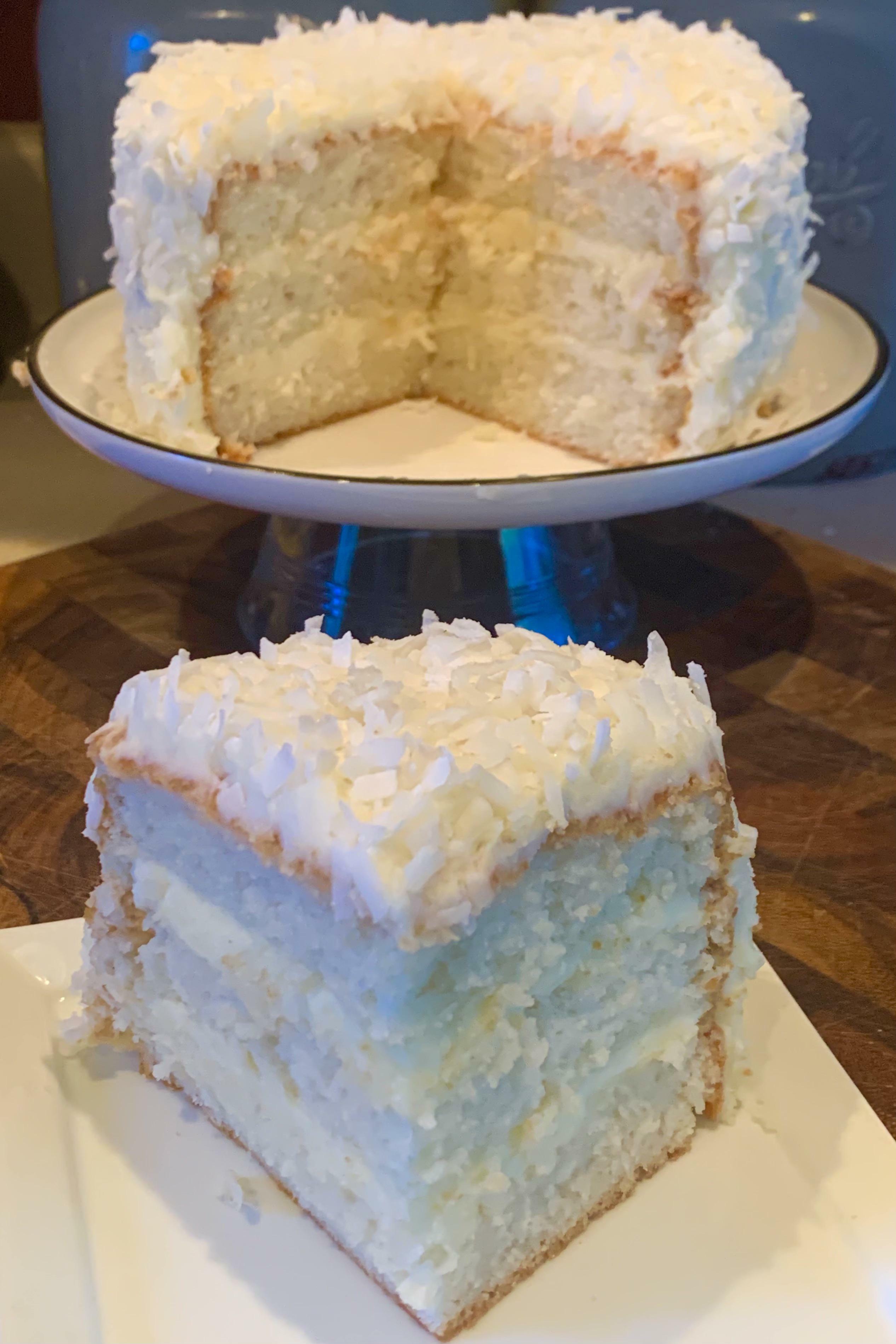 J'ai fait un gâteau à la noix de coco avec un glaçage à la crème au beurre à la noix de coco.