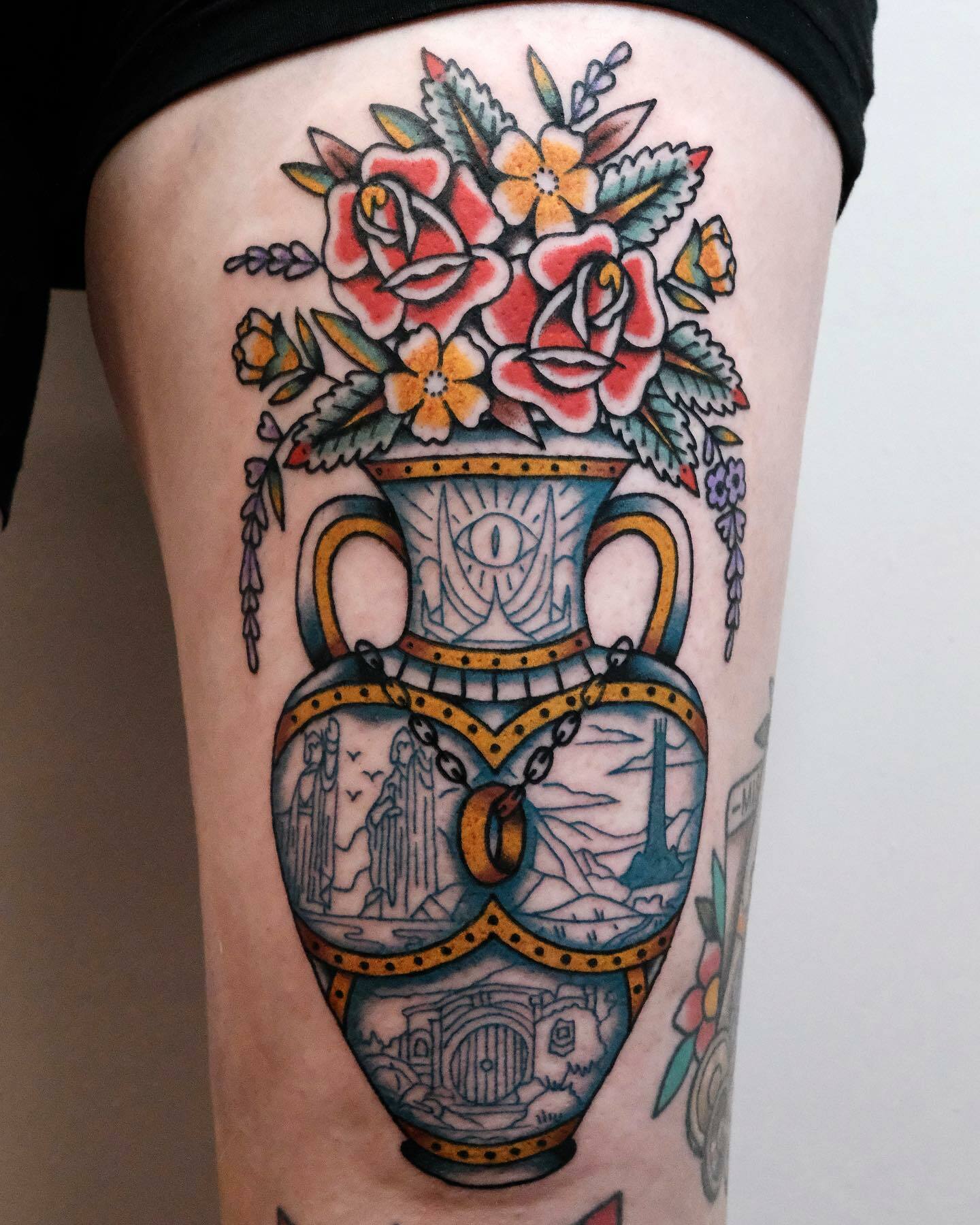 un tatouage de vase sur le thème du seigneur des anneaux