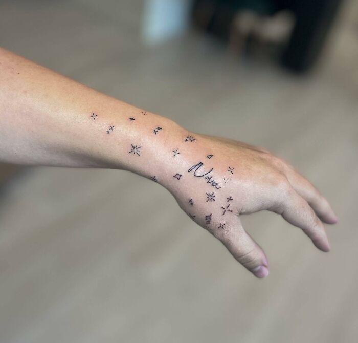 mini tatouages sur les mains