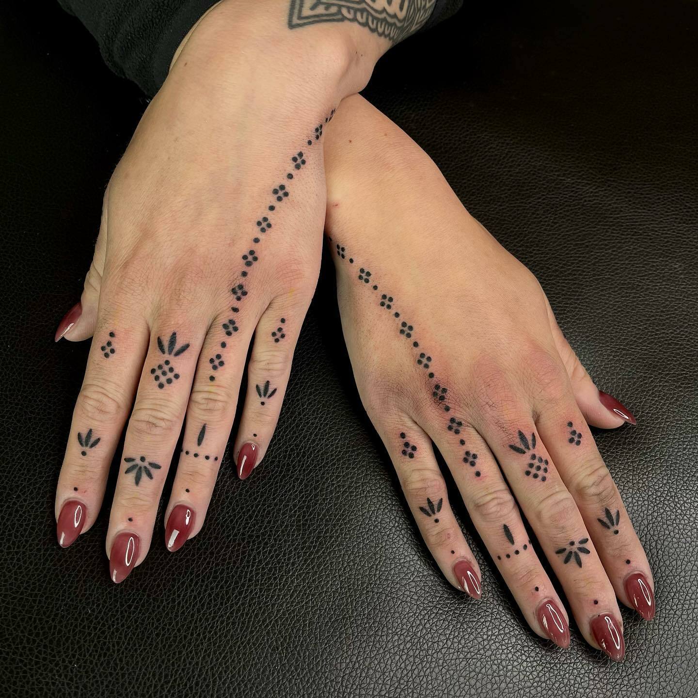 tatouage de points sur la main