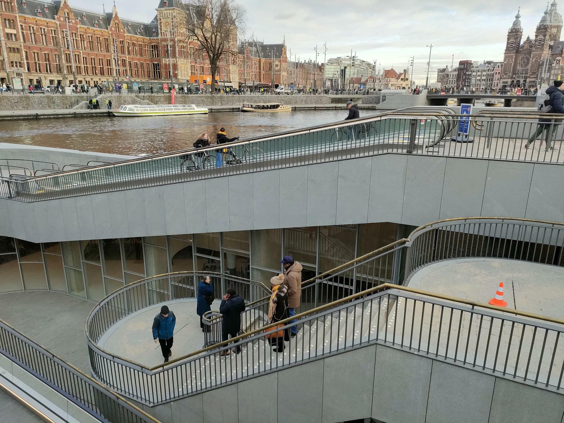 une autre image du nouveau garage à vélos d’amsterdam, avec un espace pour 7000 vélos sous l’eau en face de la gare centrale.