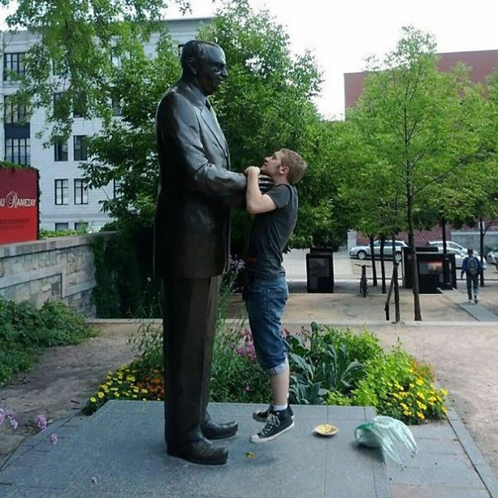 78 People Who Made The Absolute Most Of A Photo With A Statue And Ended Up Online