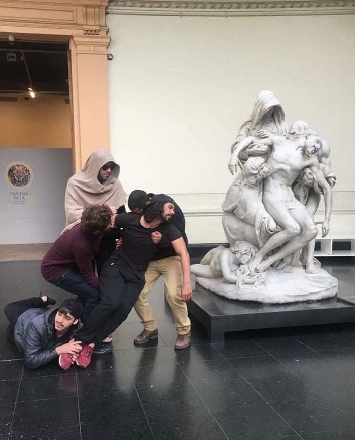 78 People Who Made The Absolute Most Of A Photo With A Statue And Ended Up Online