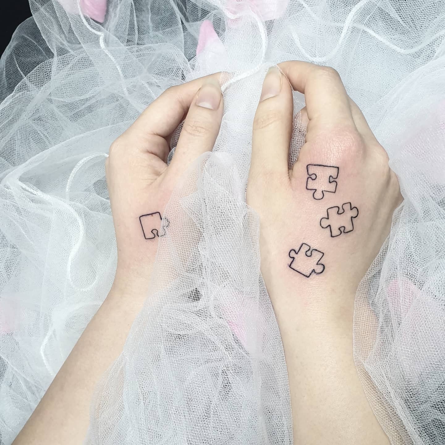 tatouages de mains en forme de puzzle simple