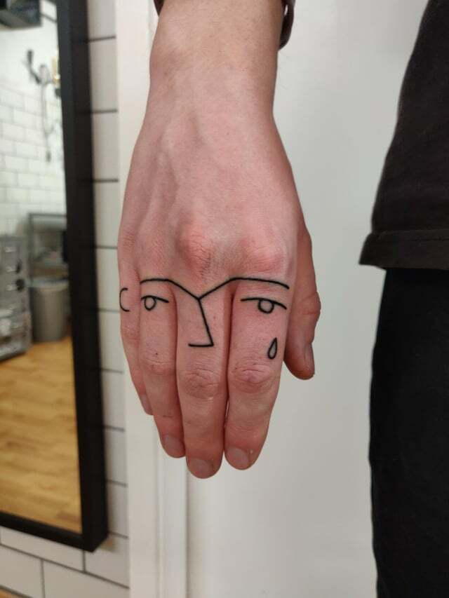 un tatouage de visage abstrait