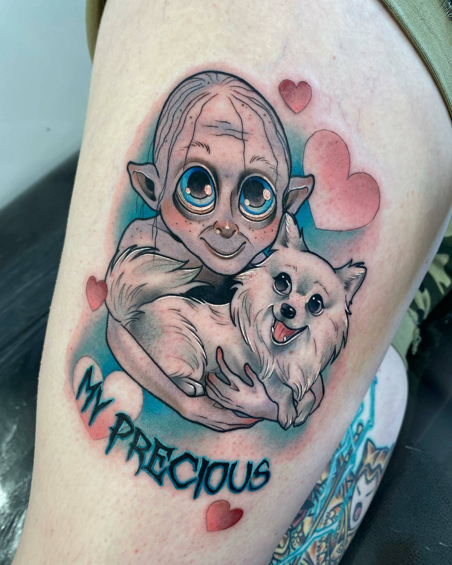 gollum mignon tenant le plus précieux des tatouages sian