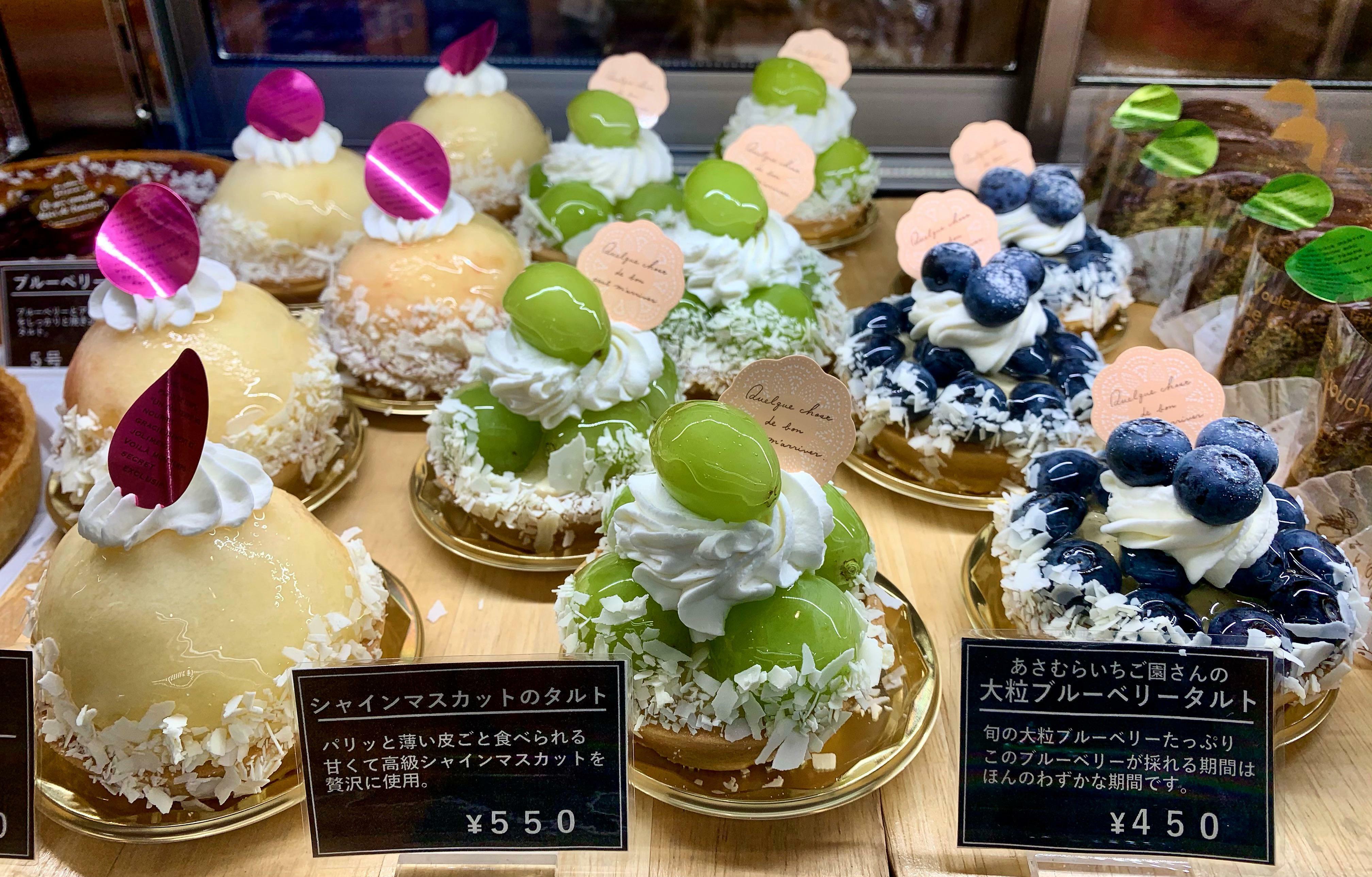 arc-en-ciel de tartelettes aux fruits d'été que j'ai faites à mon travail de pâtissier au Japon