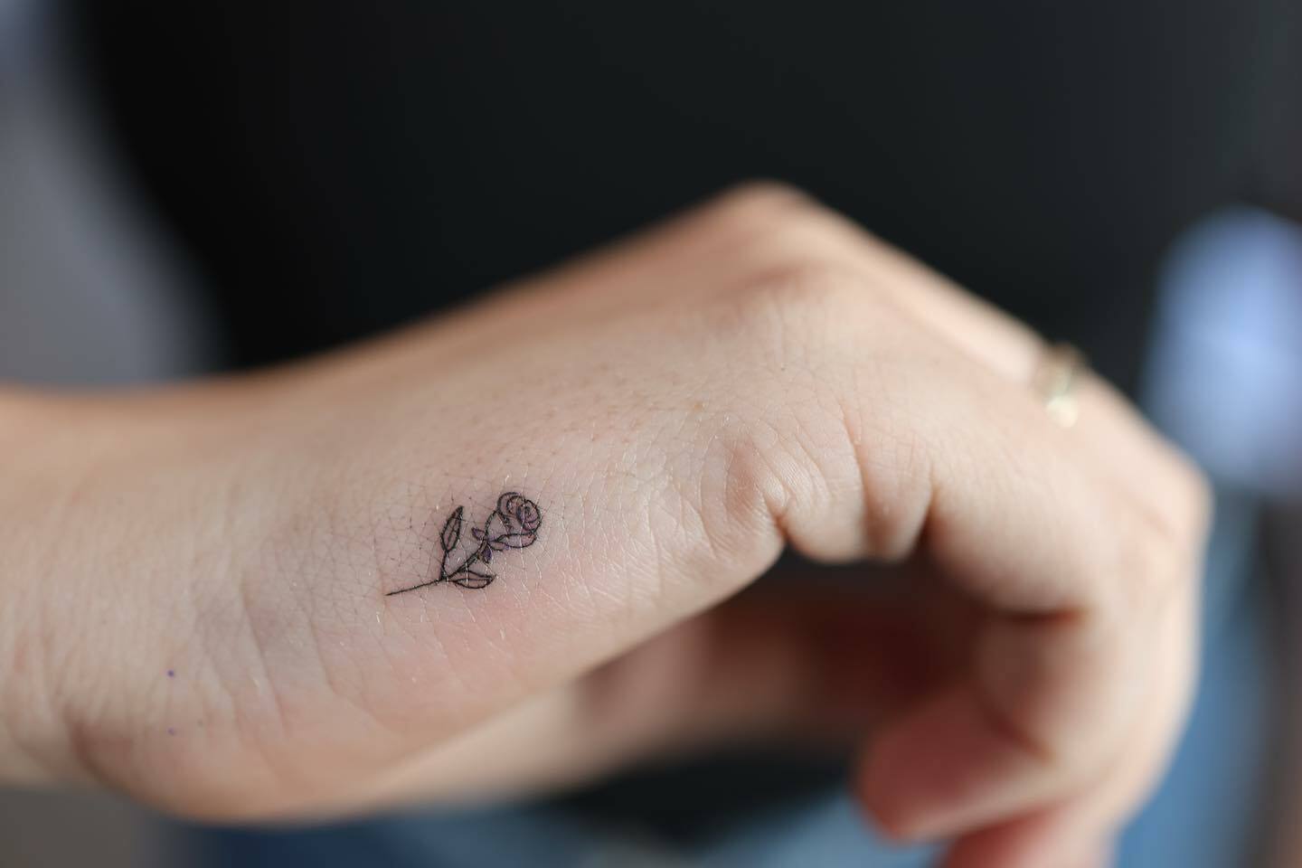 tatouage de main en forme de petite rose