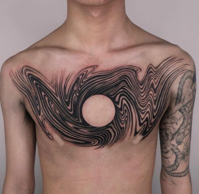 tatouage abstrait sur la poitrine