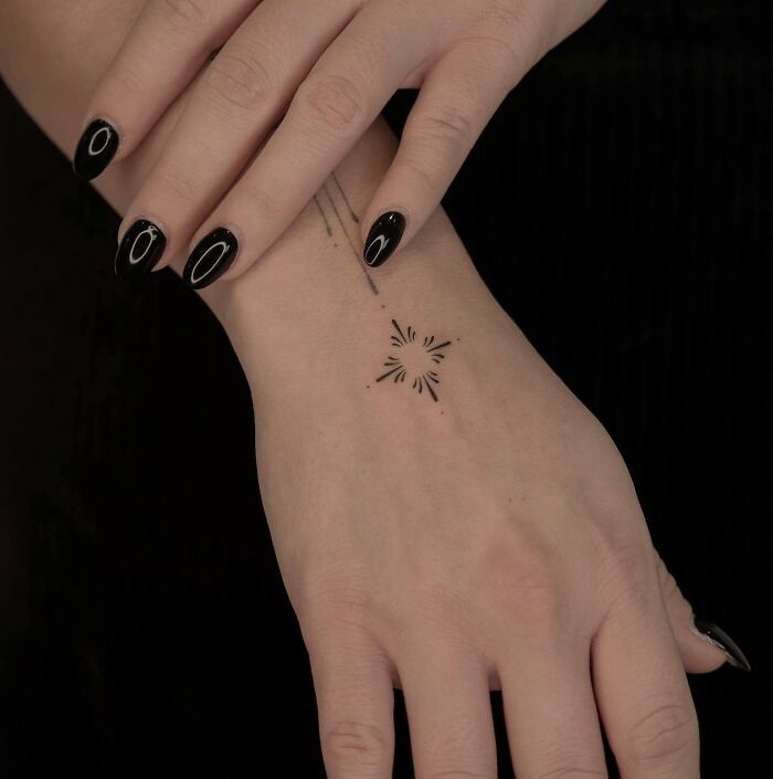 Tatouage minimal de la main