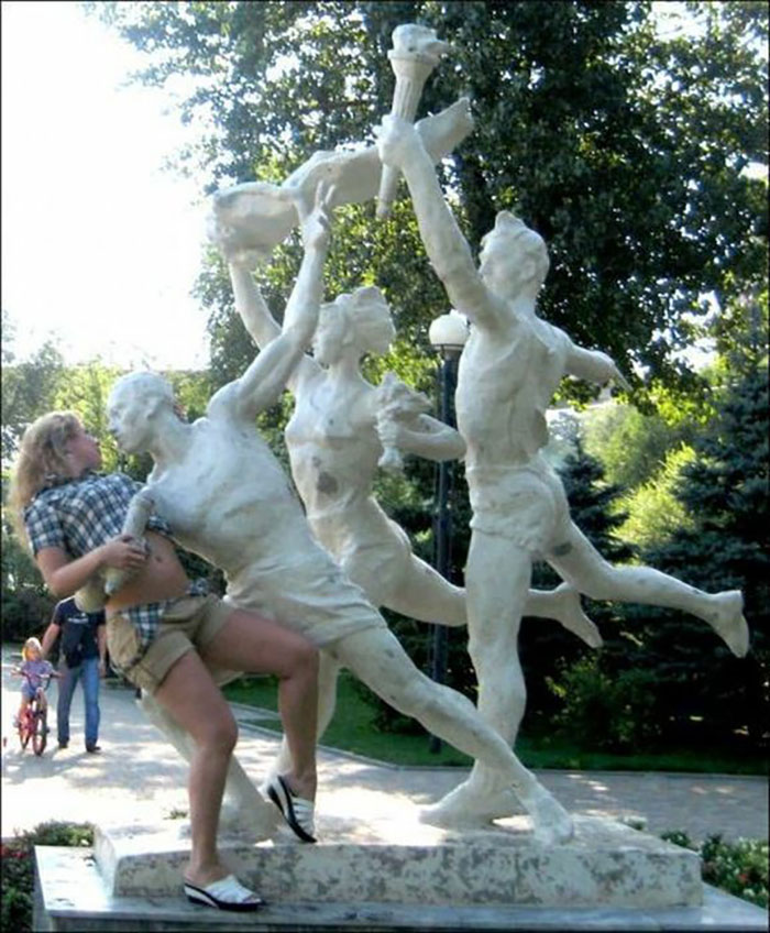 78 People Who Made The Absolute Most Of A Photo With A Statue And Ended Up Online