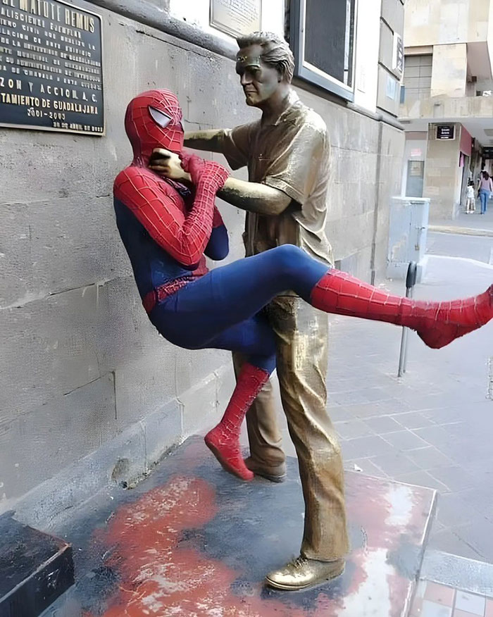 78 People Who Made The Absolute Most Of A Photo With A Statue And Ended Up Online