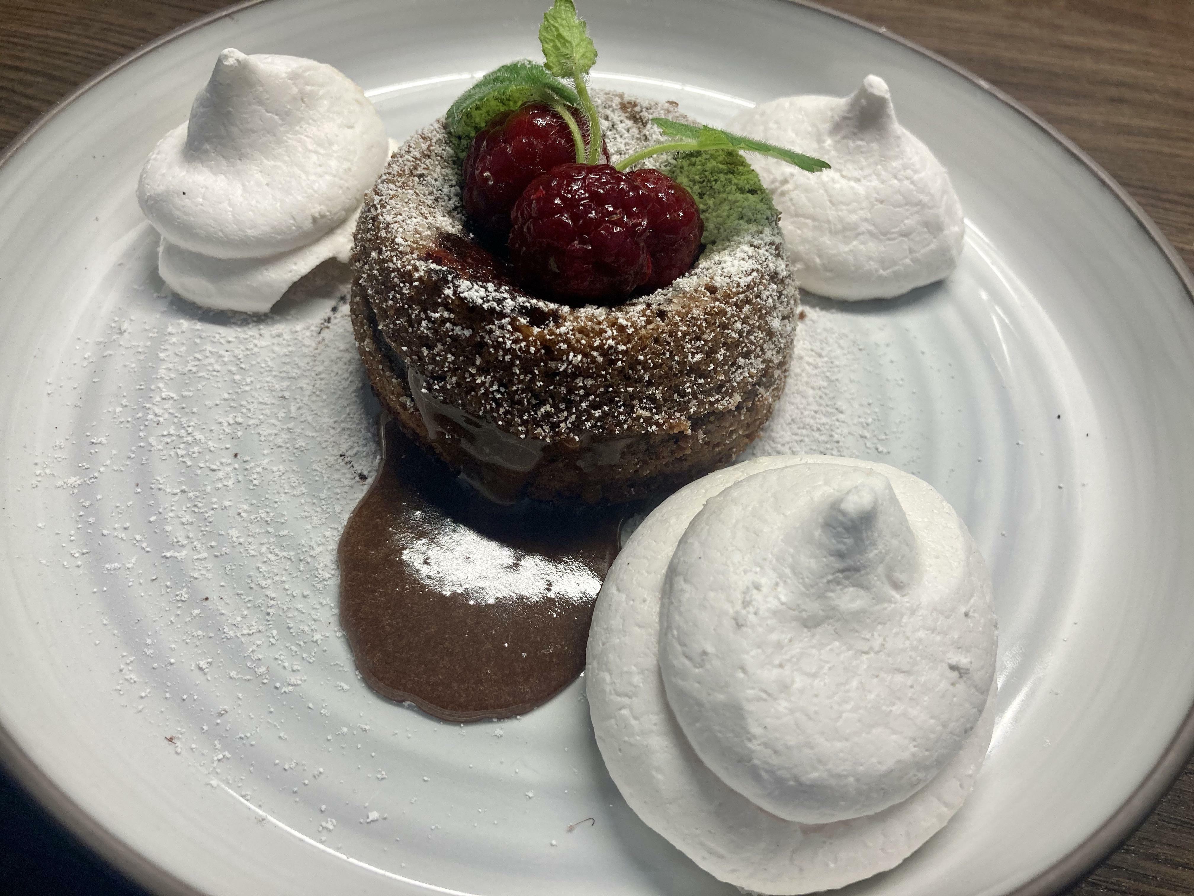 Gâteau à la lave fondue avec un soupçon de café et des framboises fraîches pour les amateurs de chocolat 🌋.