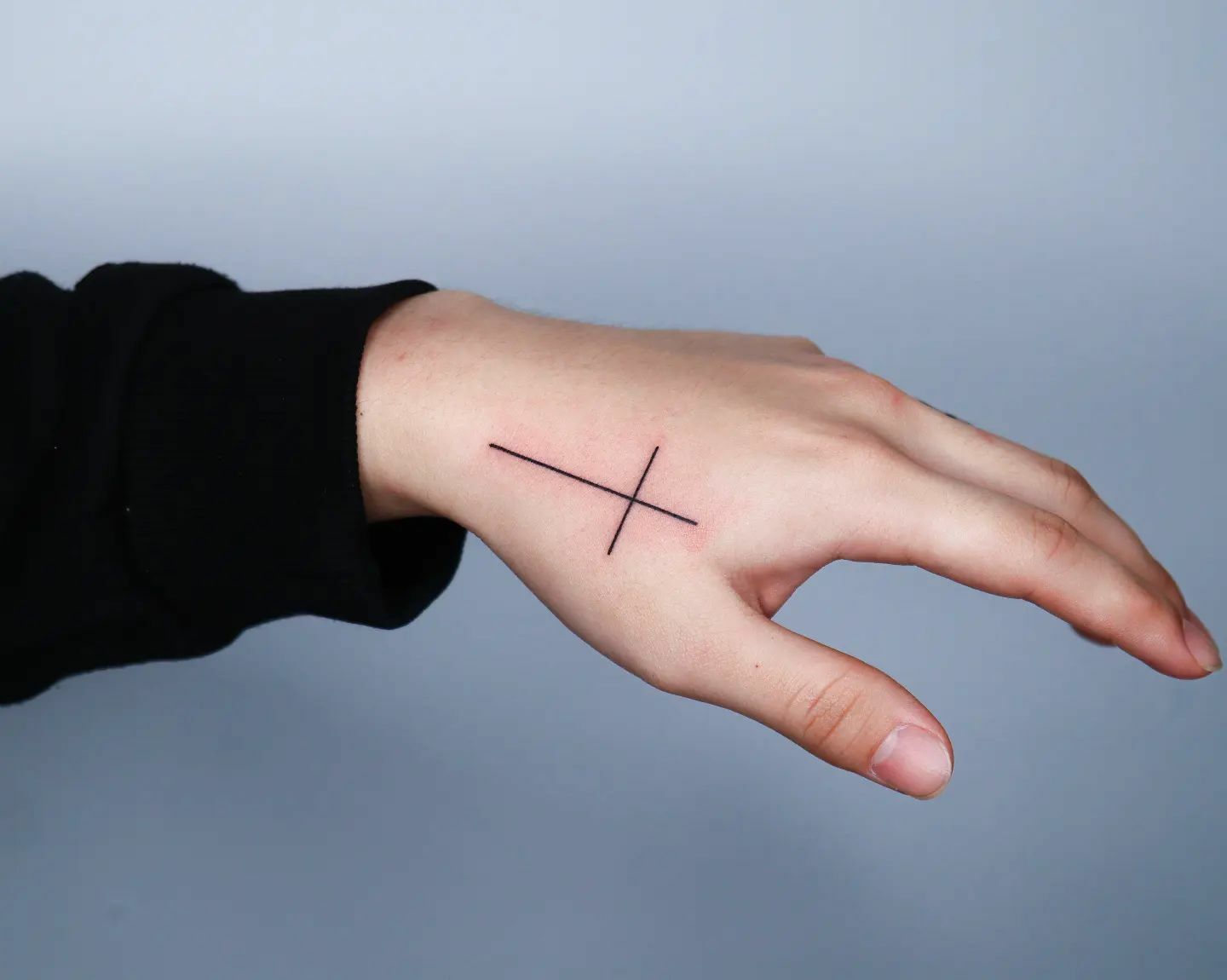 Tatouage minimal de la main