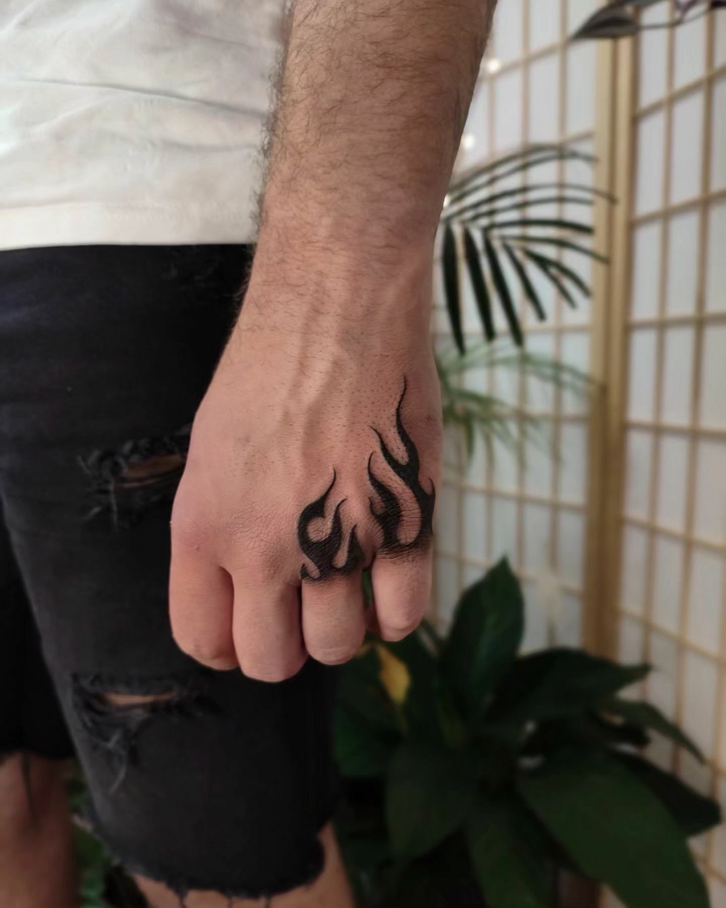 Tatouage de la main enflammée