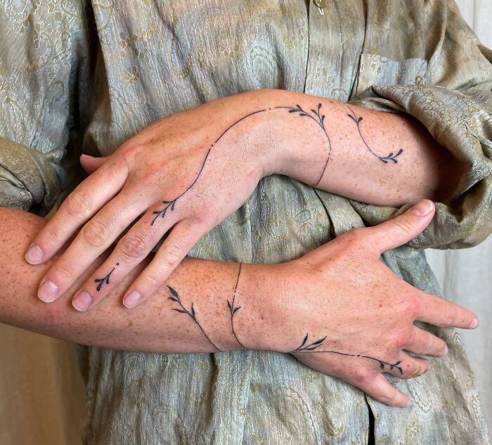 tatouages de vigne sur la main