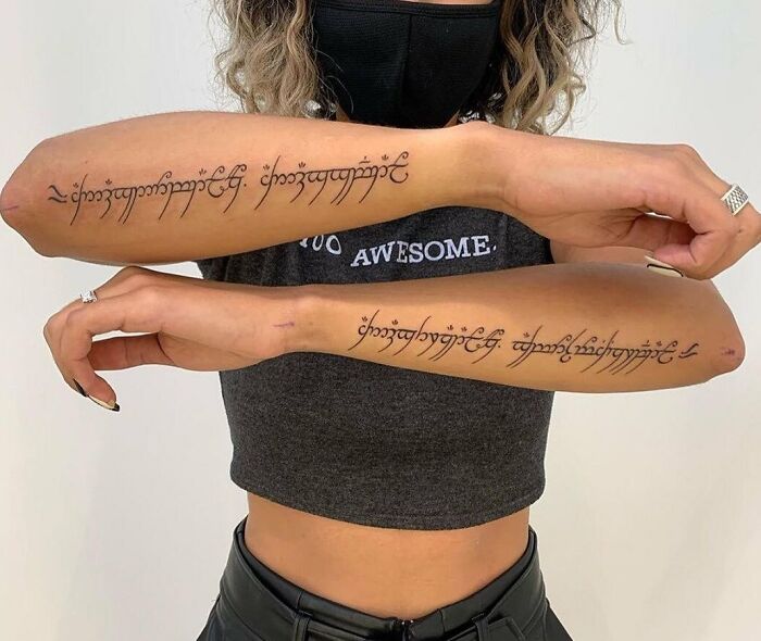 le tatouage de l’inscription de l’anneau unique