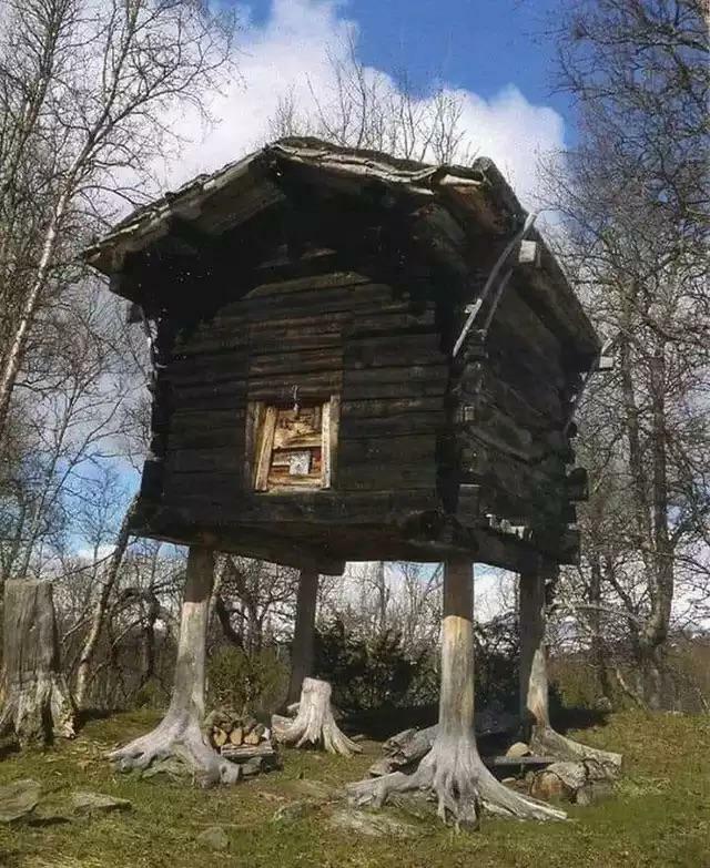 Construit au 18ème siècle, ce bâtiment est l’un des plus anciens de la municipalité de hattfjelldal en norlande, norvège.