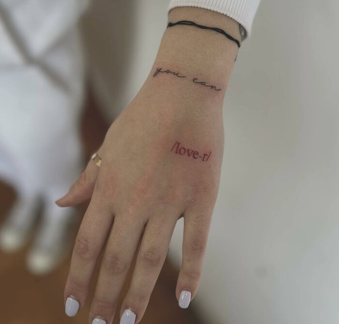 tatouage de mots d’amour sur la main