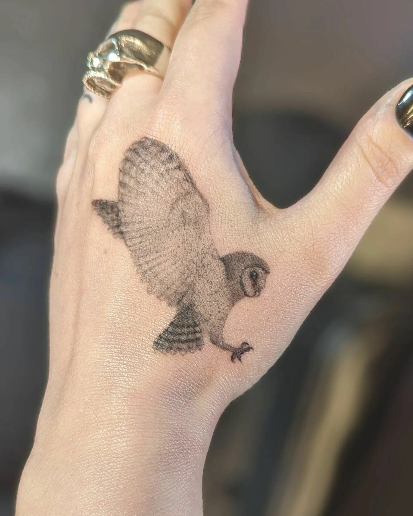 tatouage réaliste de hibou sur la main