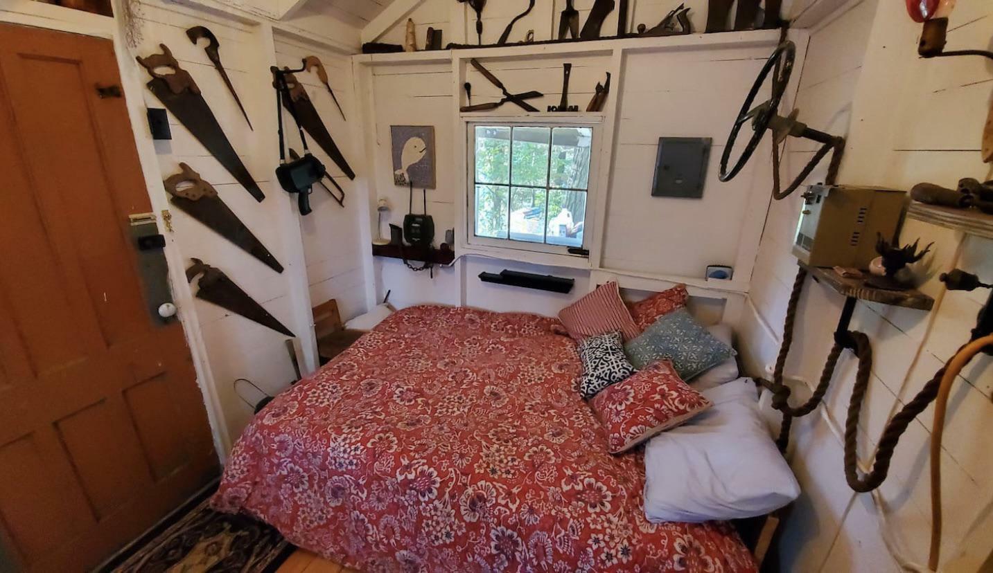 Cette chambre sur airbnb dans un endroit appelé “stabbin cabin”. ça sonne à peu près juste.