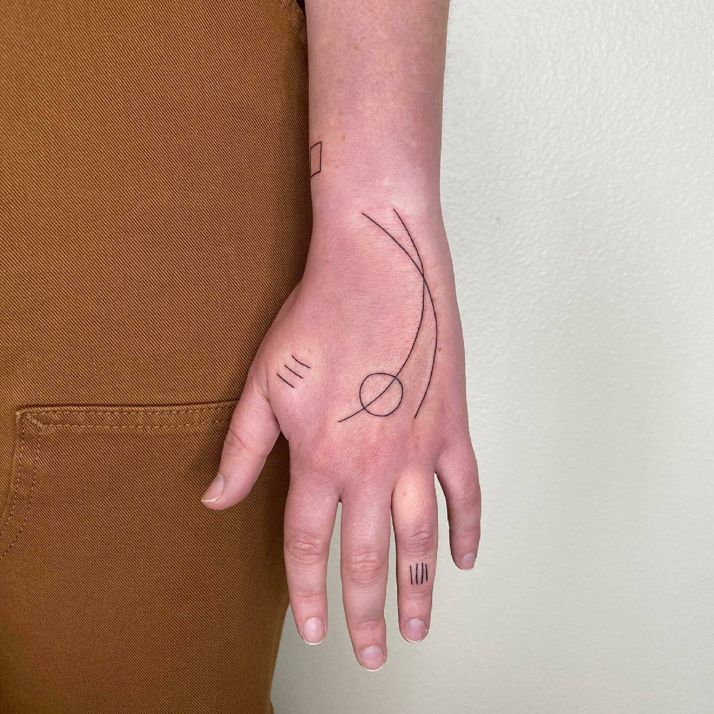 Tatouage minimal de la main