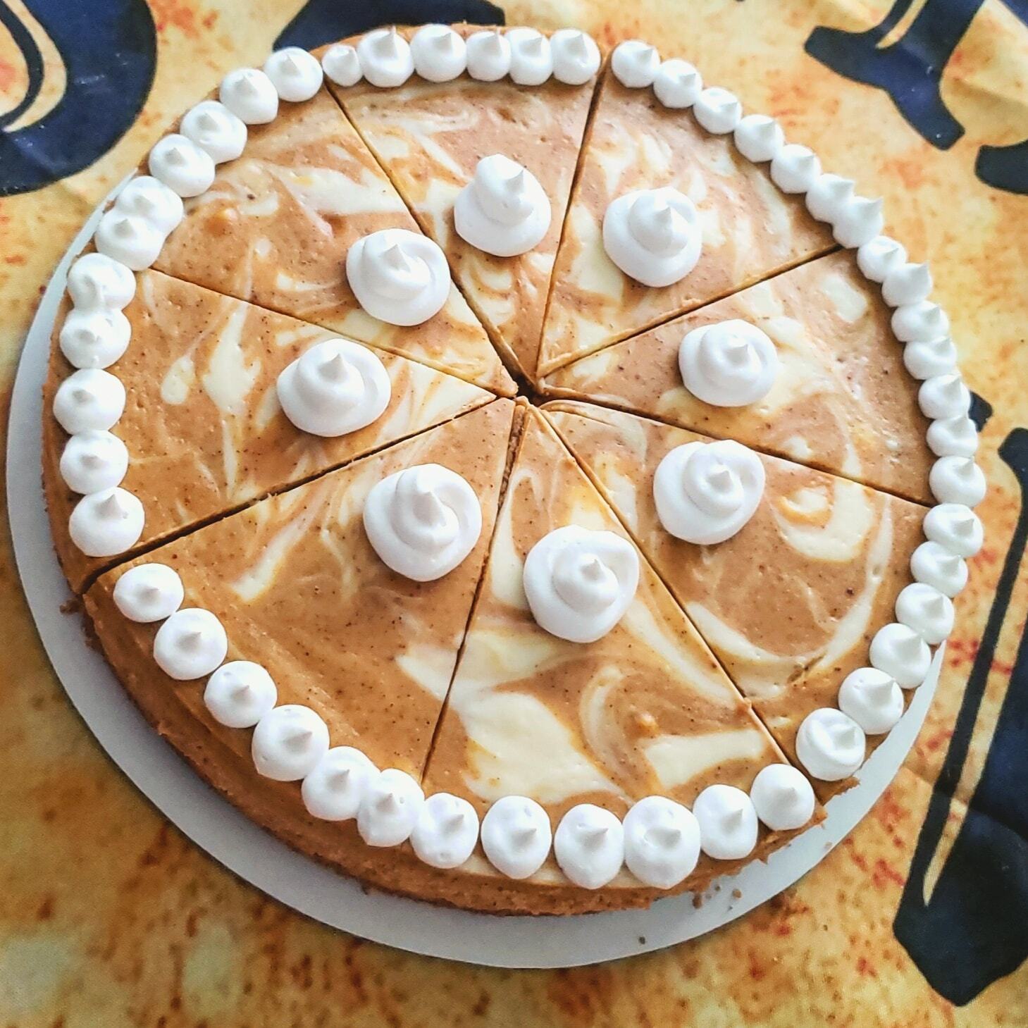 Je ne montre probablement pas mon travail aussi souvent que je le devrais, mais en voici un que je trouve trop mignon pour ne pas le partager 🥺🎃🍰 pumpkin swirl cheesecake ft. my ouija board tablecloth.