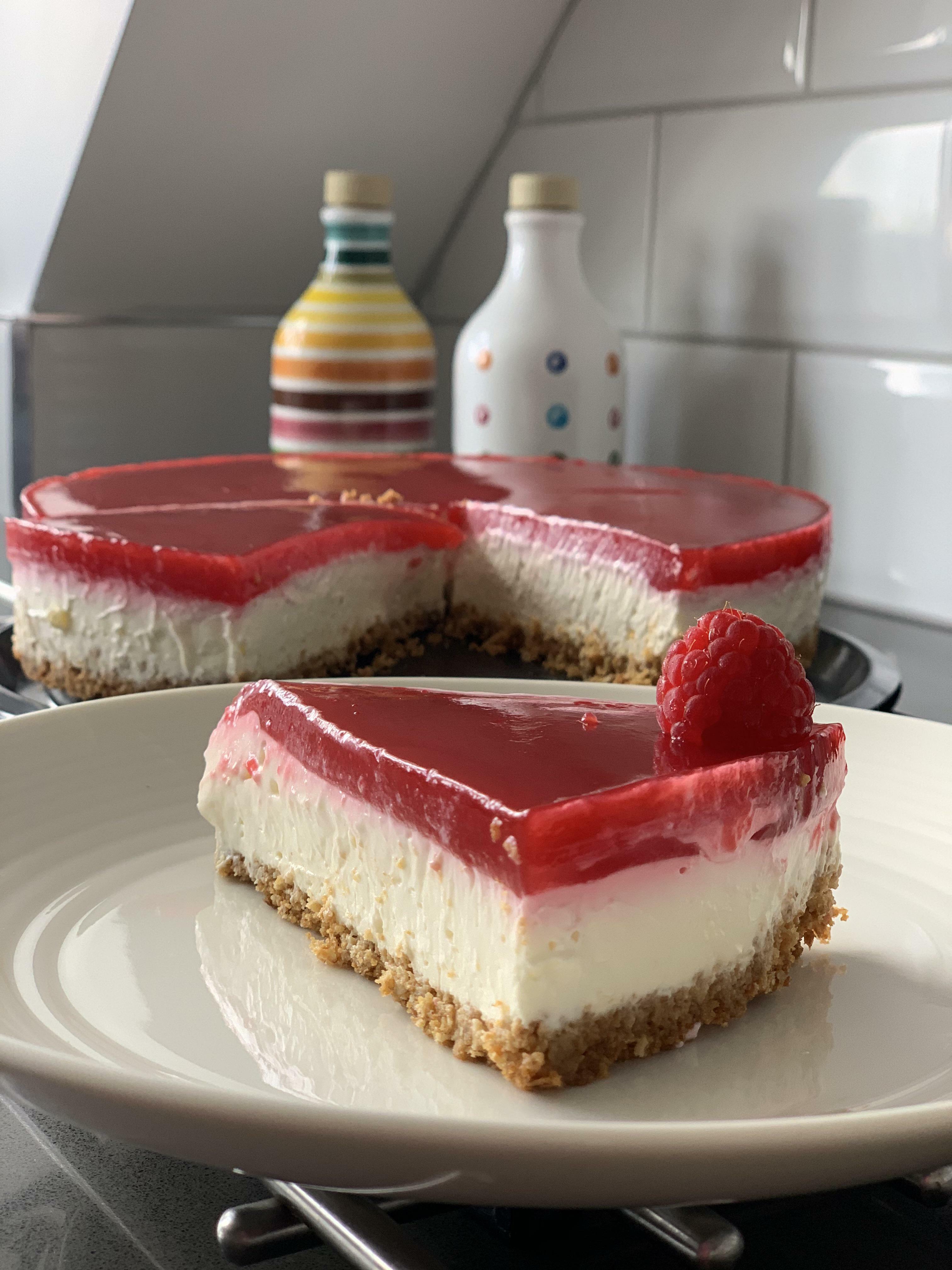 Je suis très fière de mon cheesecake au citron et à la framboise, j'ai pensé qu'il aurait sa place ici.