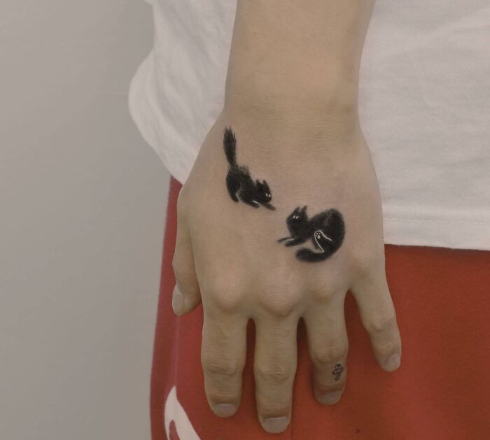 tatouages d’animaux sur la main