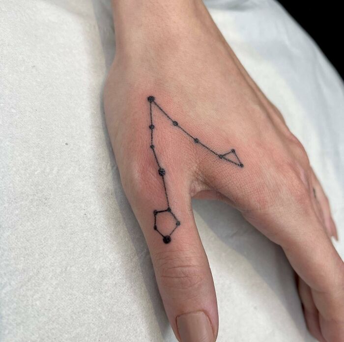 Tatouage de la constellation des Poissons à la main