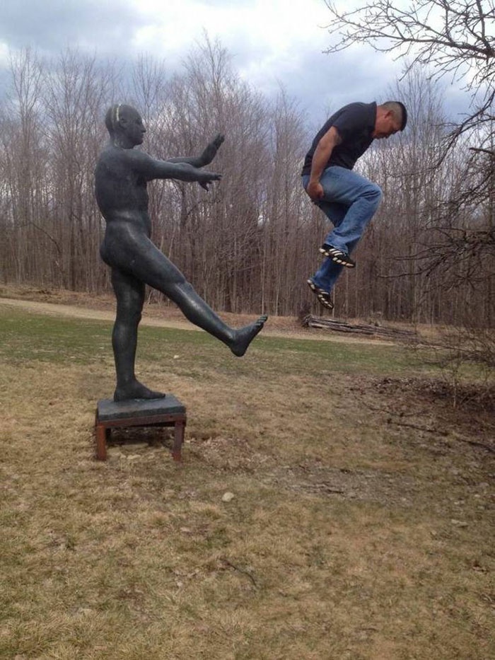 78 People Who Made The Absolute Most Of A Photo With A Statue And Ended Up Online