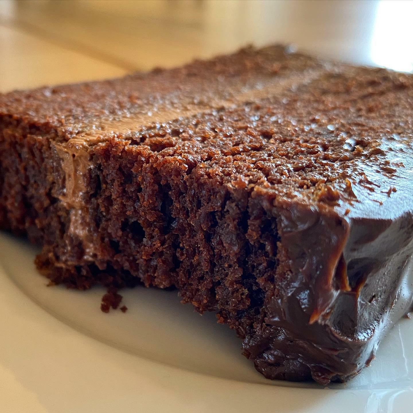 J’ai fait mon gâteau au chocolat préféré avec du glaçage et de la ganache. La vie est complète.