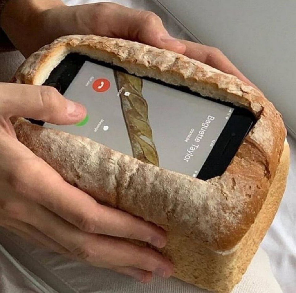 95 photos hilarantes de “baguettes dans des endroits inhabituels”, partagées par ce compte instagram.