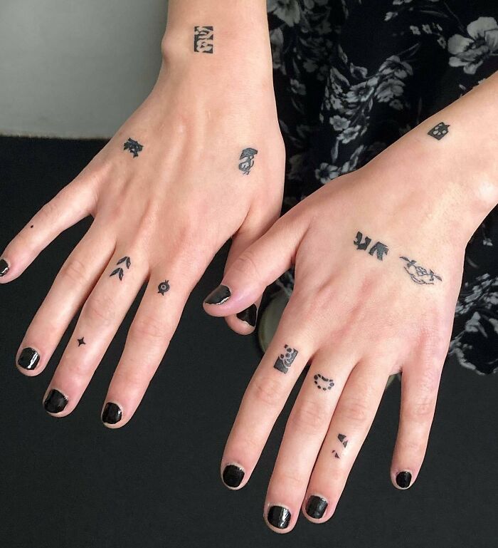 tatouages minimaux pour les mains