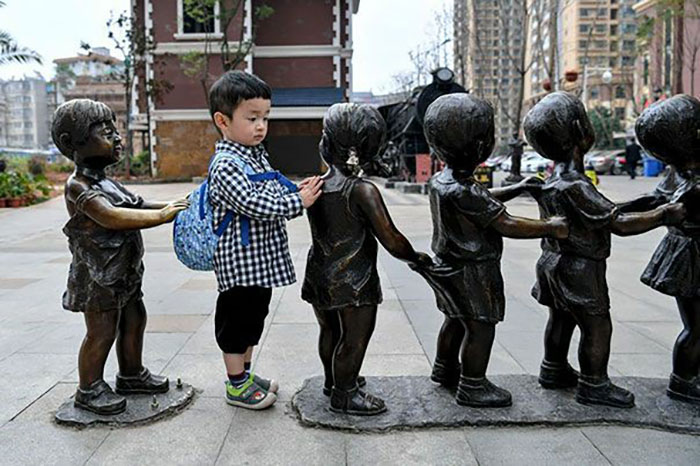 78 People Who Made The Absolute Most Of A Photo With A Statue And Ended Up Online