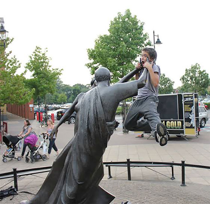 78 People Who Made The Absolute Most Of A Photo With A Statue And Ended Up Online