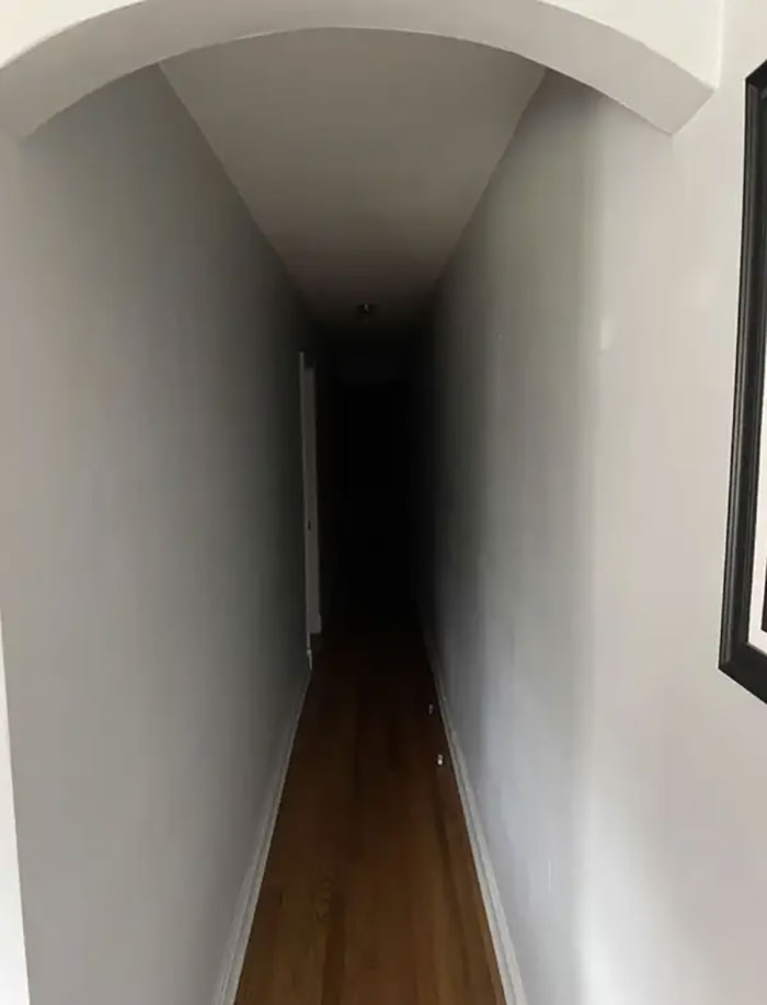 Au milieu de la journée dans mon appartement, je ne vois pas ce qui se cache au bout du couloir.