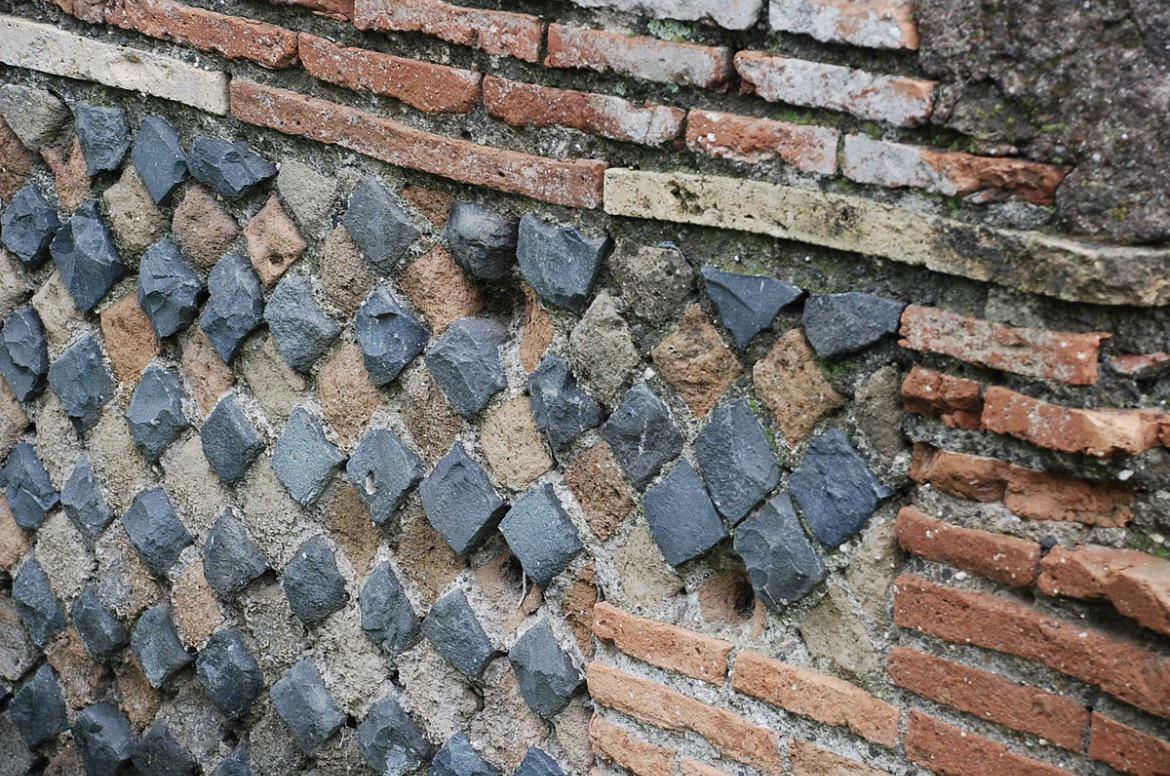 Les Romains de l’Antiquité savaient que les secousses sismiques se transmettaient en diagonale et qu’ils pouvaient ainsi mieux faire face à la situation qu’avec un motif horizontal.