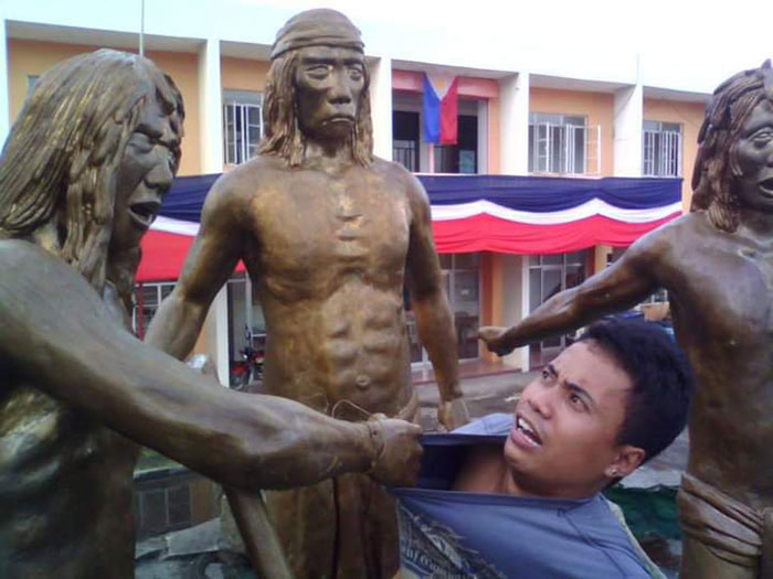 78 People Who Made The Absolute Most Of A Photo With A Statue And Ended Up Online