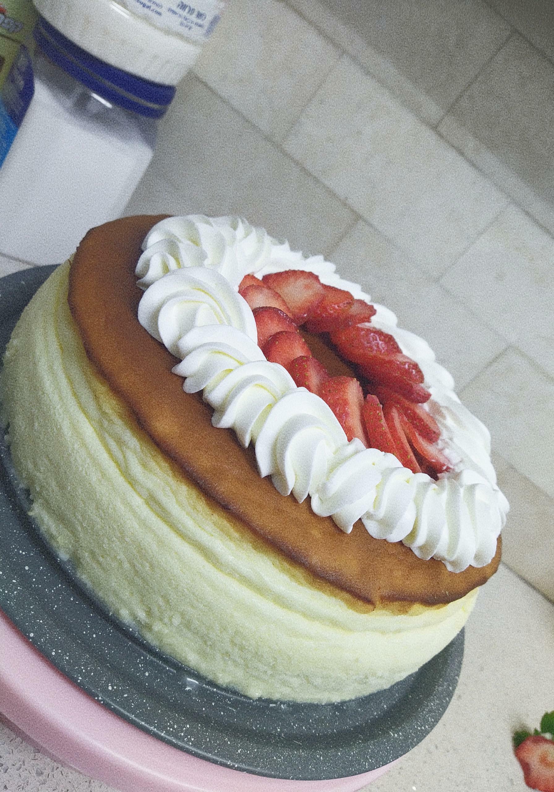 gâteau au fromage avec crème fouettée et fraises