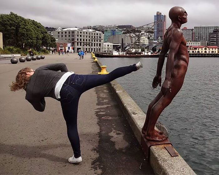 78 People Who Made The Absolute Most Of A Photo With A Statue And Ended Up Online